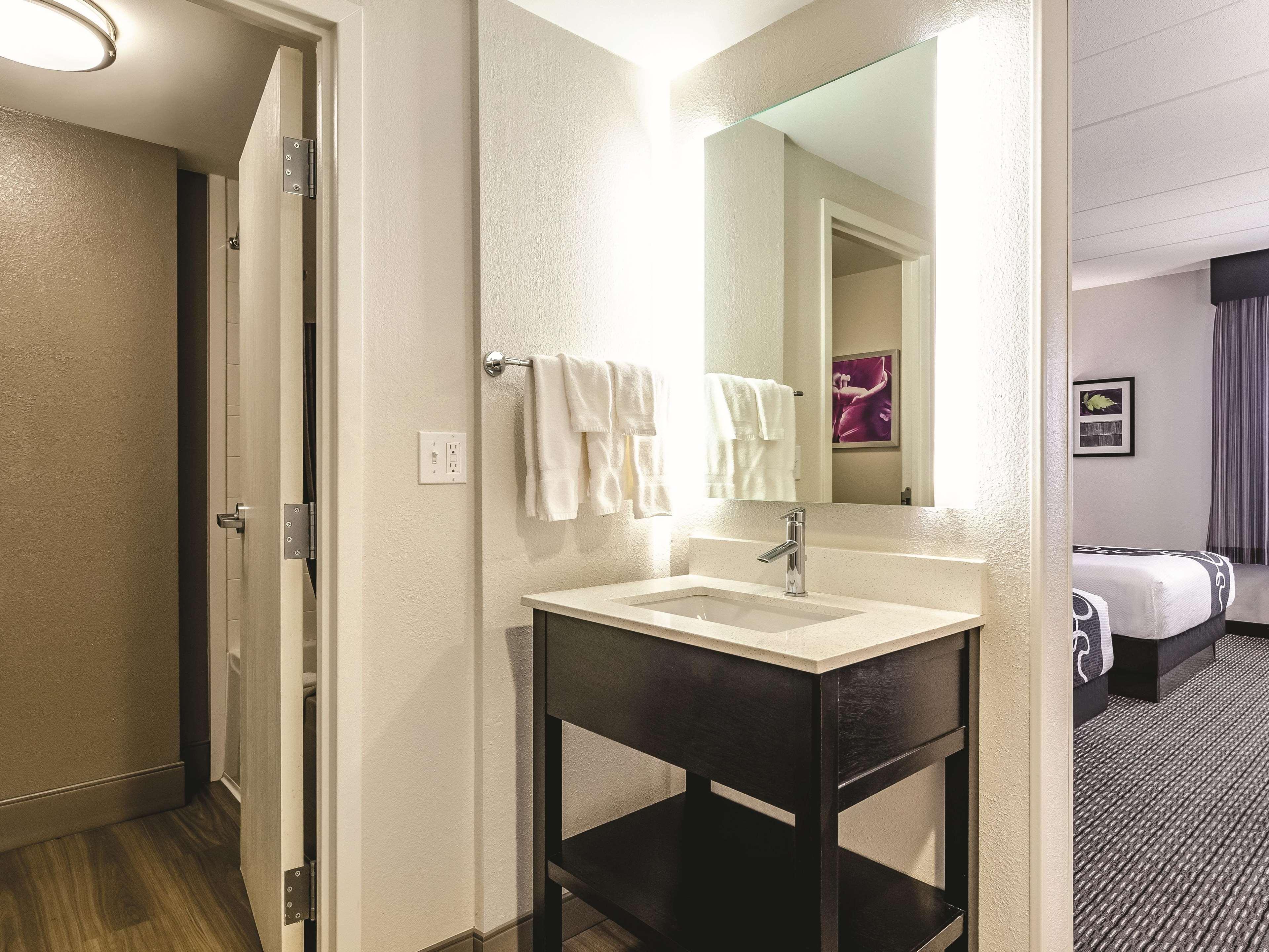 Отель La Quinta By Wyndham Warwick Providence Airport Экстерьер фото