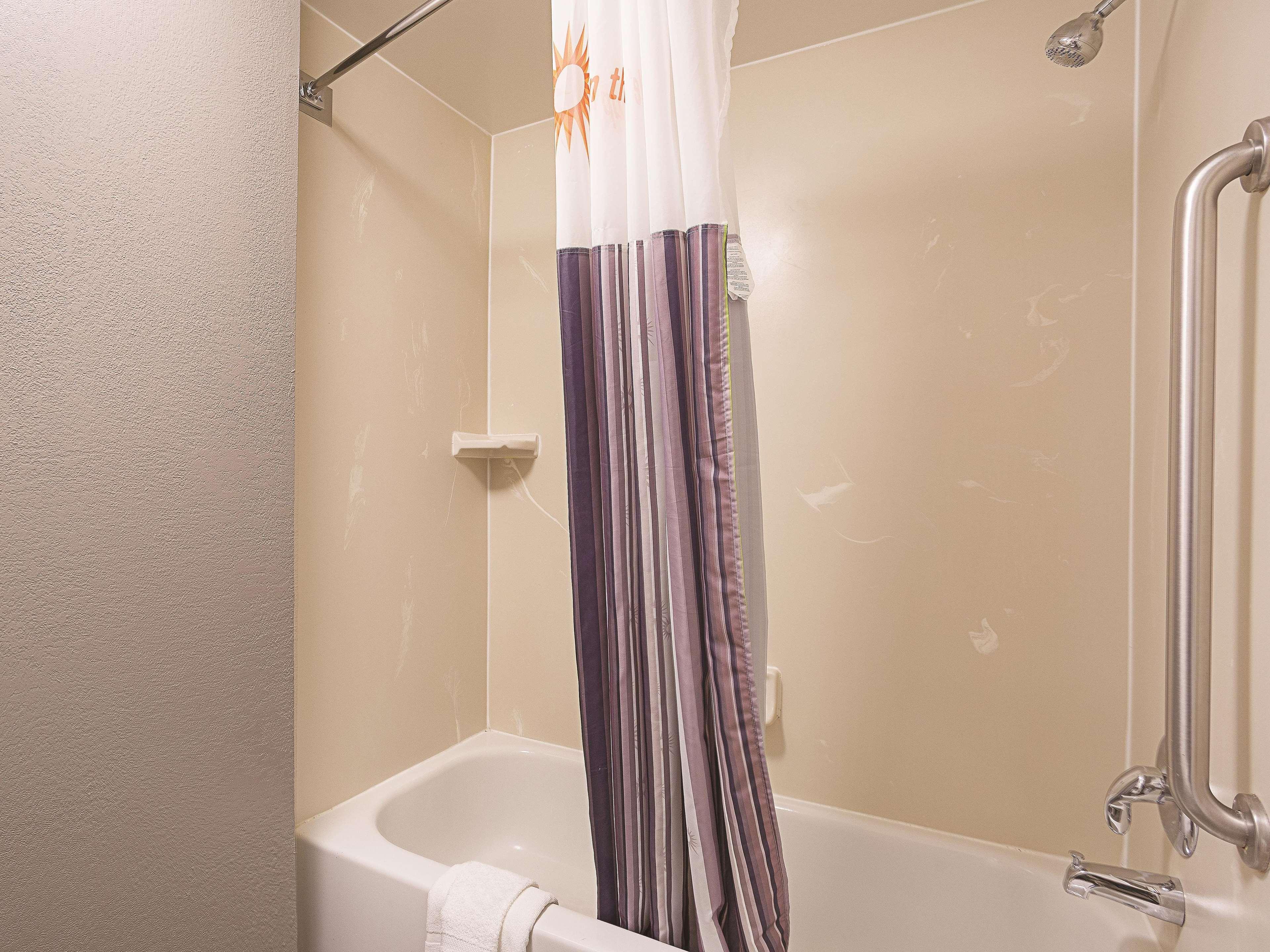 Отель La Quinta By Wyndham Warwick Providence Airport Экстерьер фото