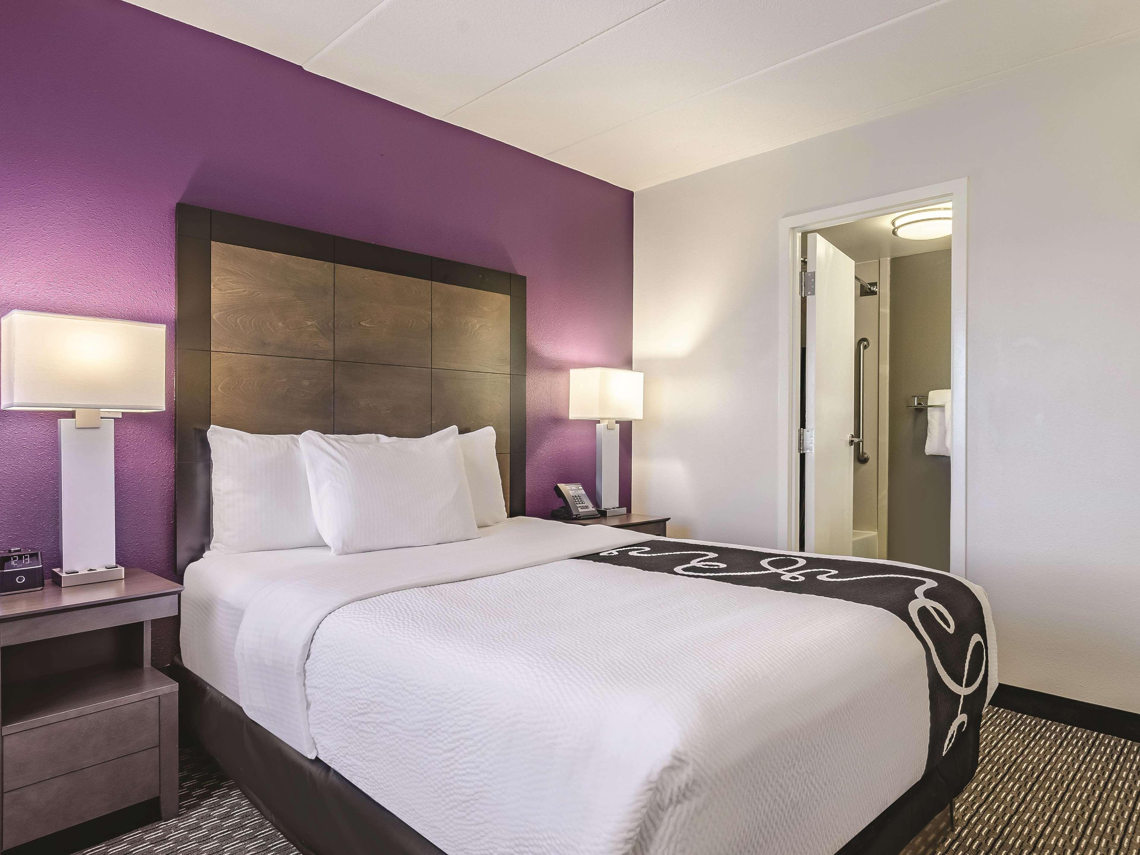Отель La Quinta By Wyndham Warwick Providence Airport Экстерьер фото