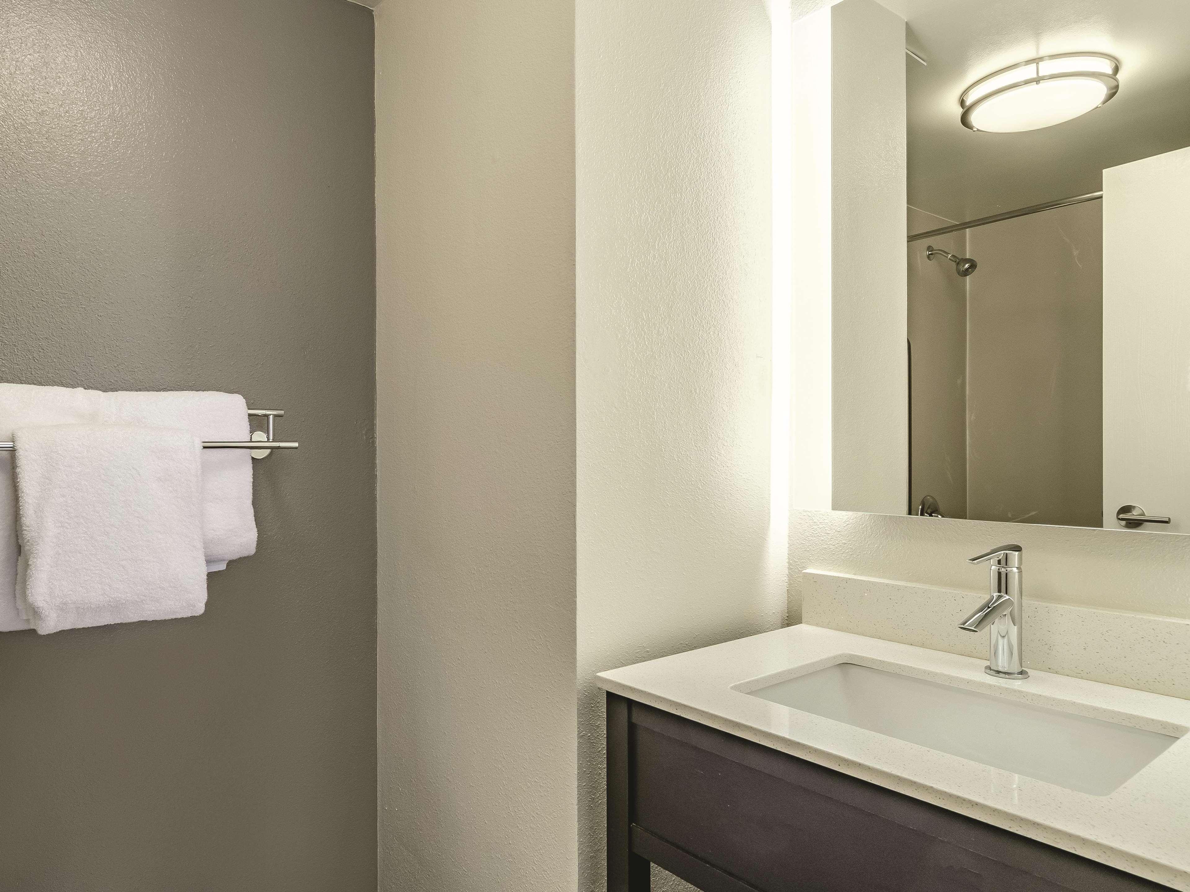 Отель La Quinta By Wyndham Warwick Providence Airport Экстерьер фото