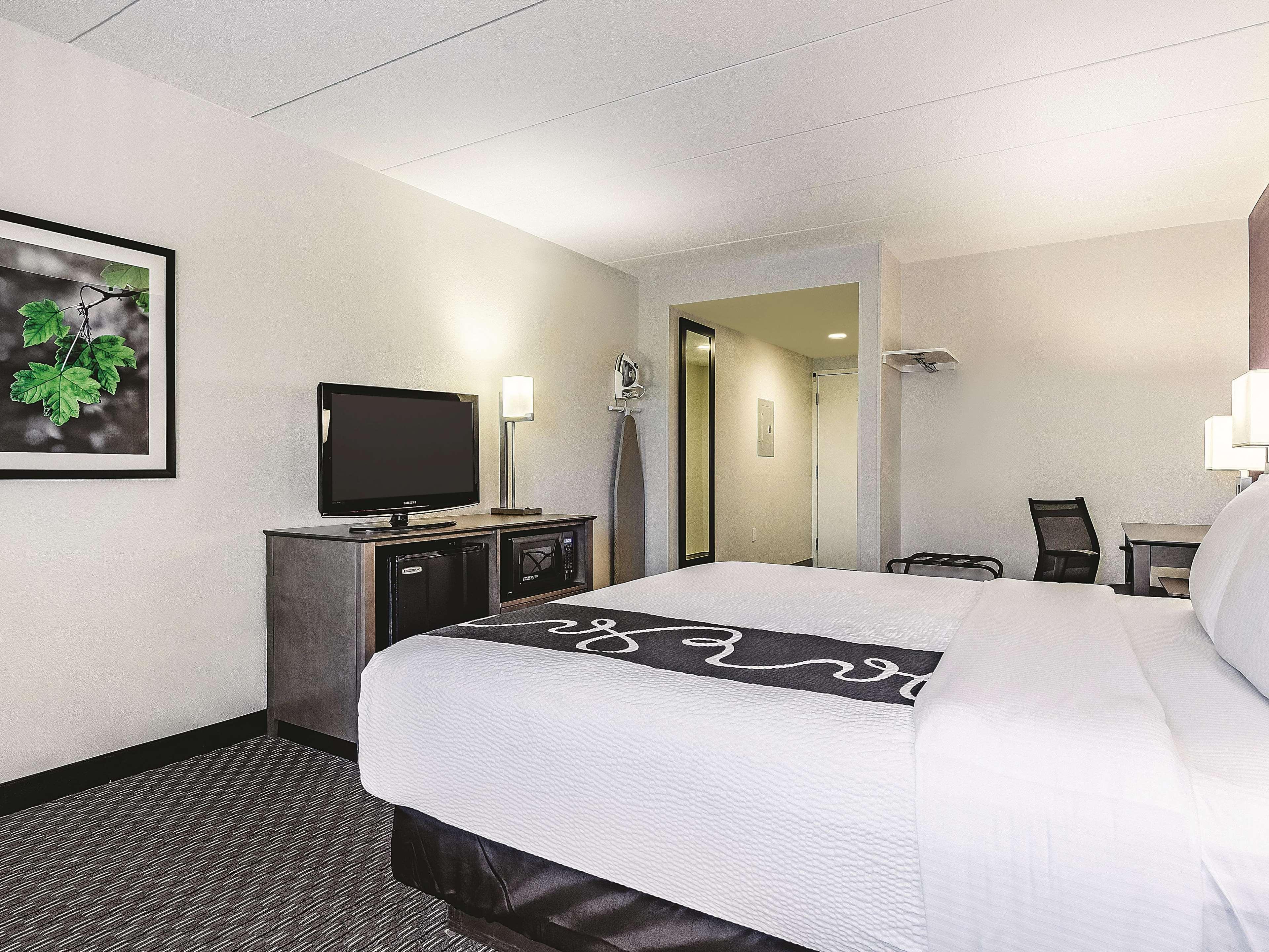 Отель La Quinta By Wyndham Warwick Providence Airport Экстерьер фото