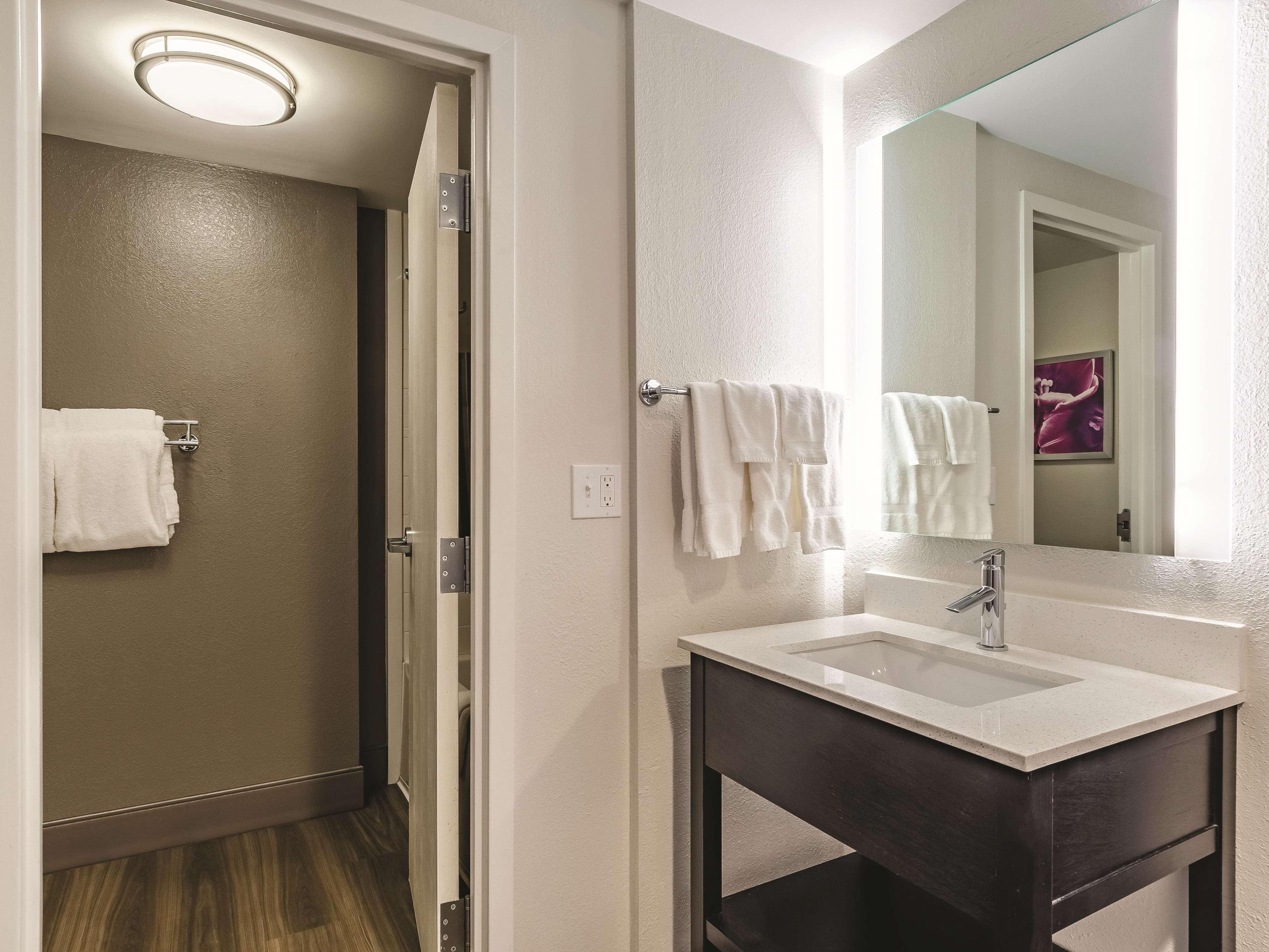 Отель La Quinta By Wyndham Warwick Providence Airport Экстерьер фото