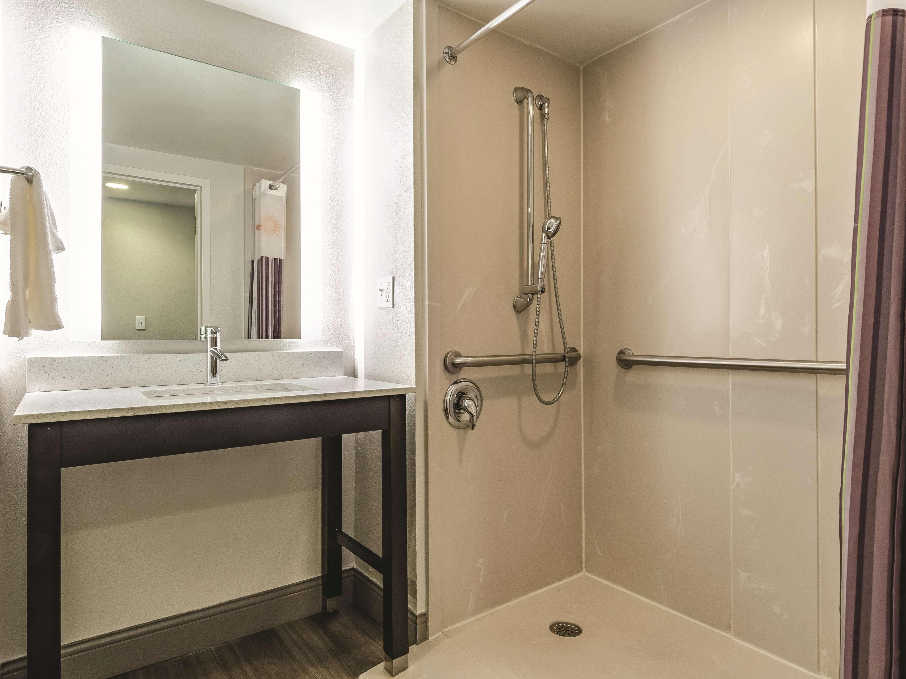 Отель La Quinta By Wyndham Warwick Providence Airport Экстерьер фото