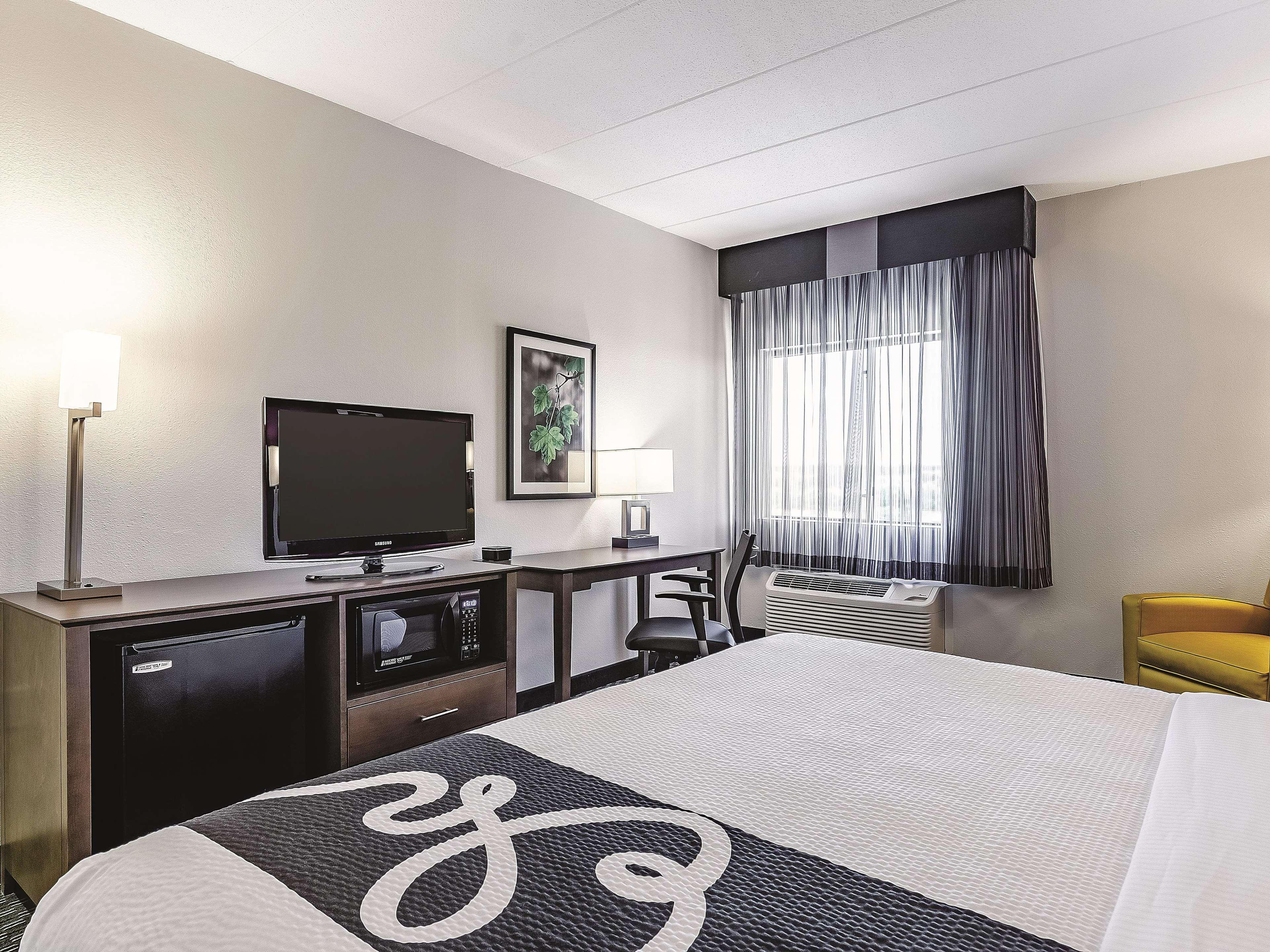 Отель La Quinta By Wyndham Warwick Providence Airport Экстерьер фото