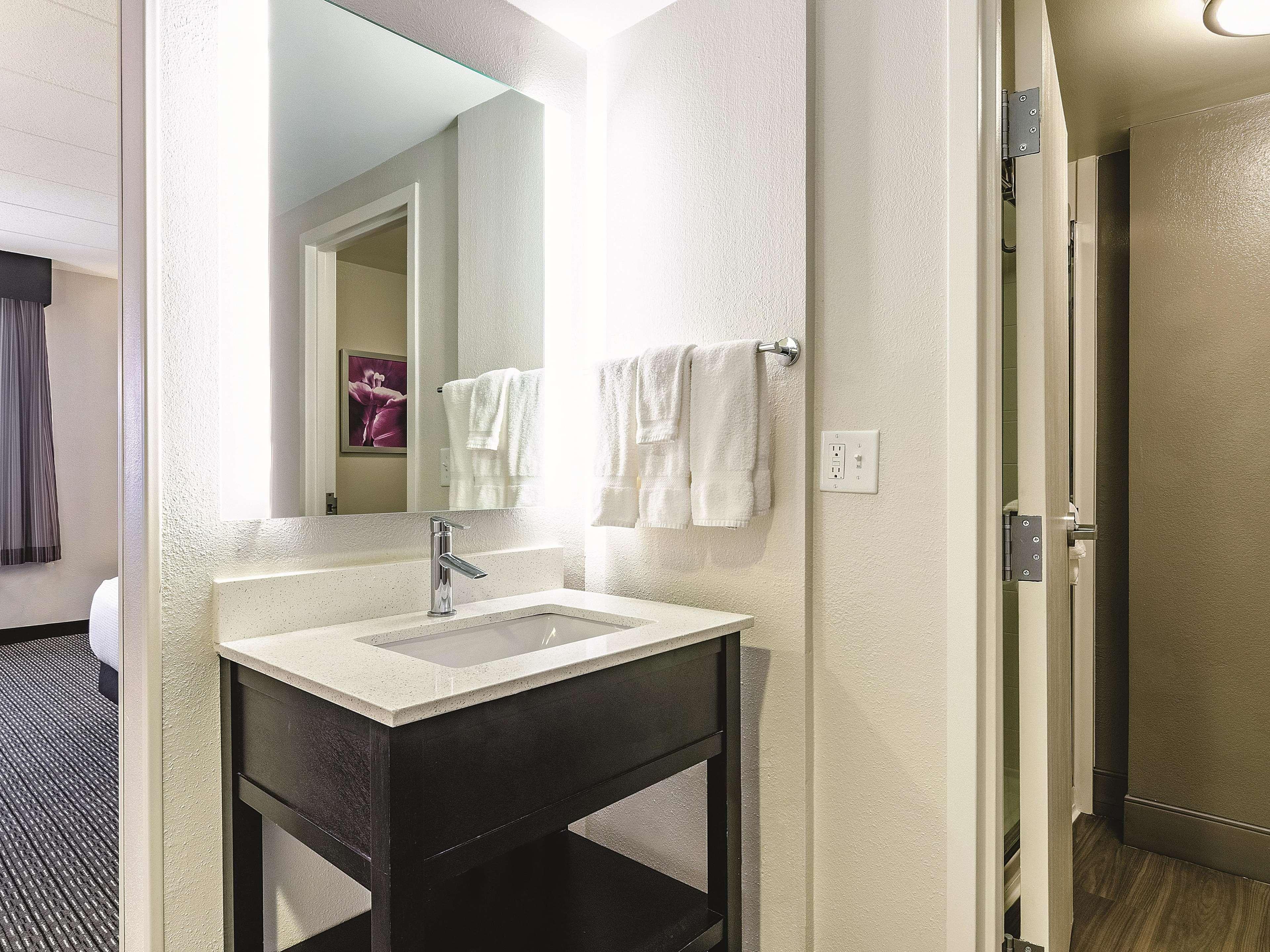 Отель La Quinta By Wyndham Warwick Providence Airport Экстерьер фото