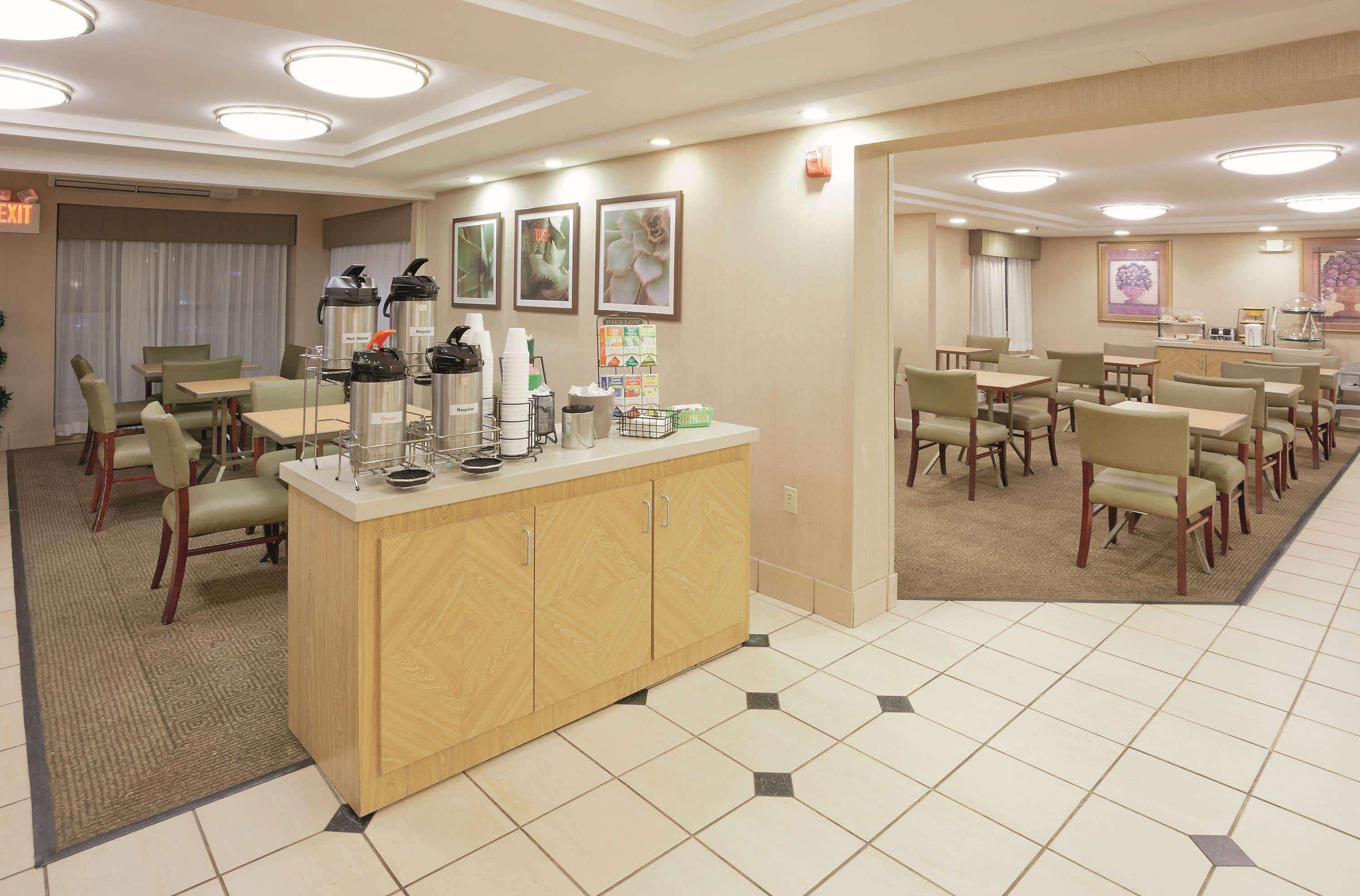 Отель La Quinta By Wyndham Warwick Providence Airport Экстерьер фото