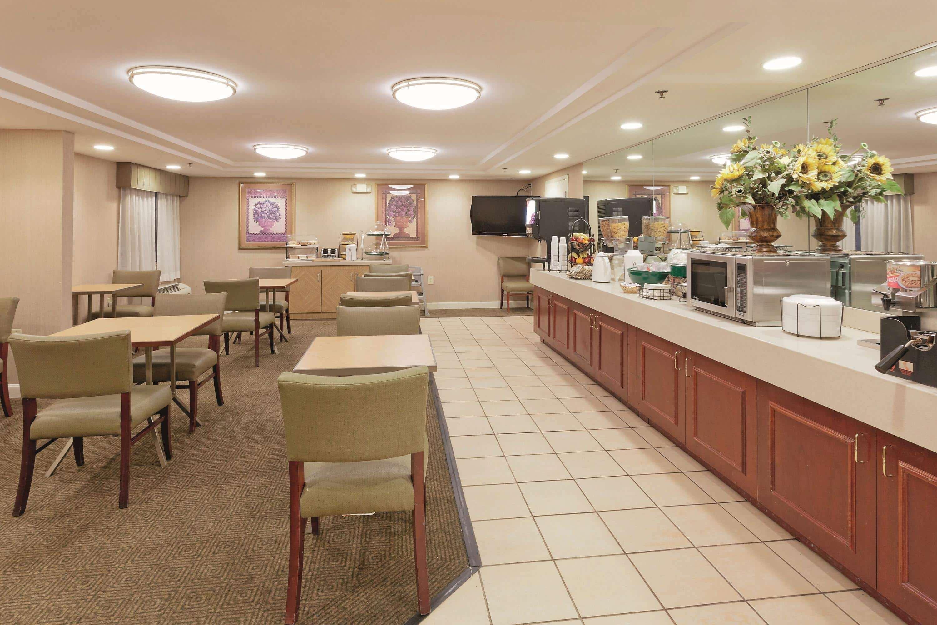Отель La Quinta By Wyndham Warwick Providence Airport Экстерьер фото