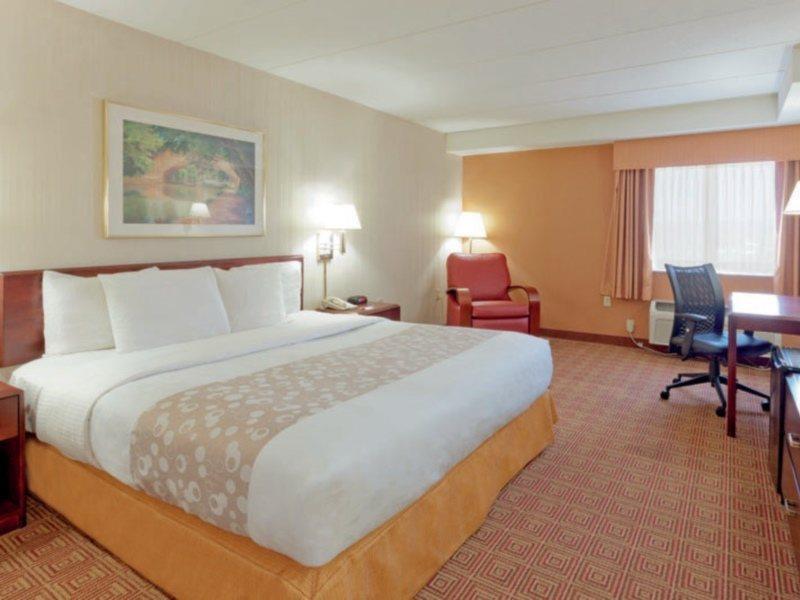 Отель La Quinta By Wyndham Warwick Providence Airport Экстерьер фото