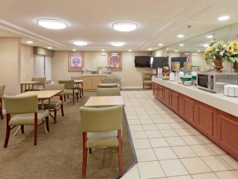 Отель La Quinta By Wyndham Warwick Providence Airport Экстерьер фото