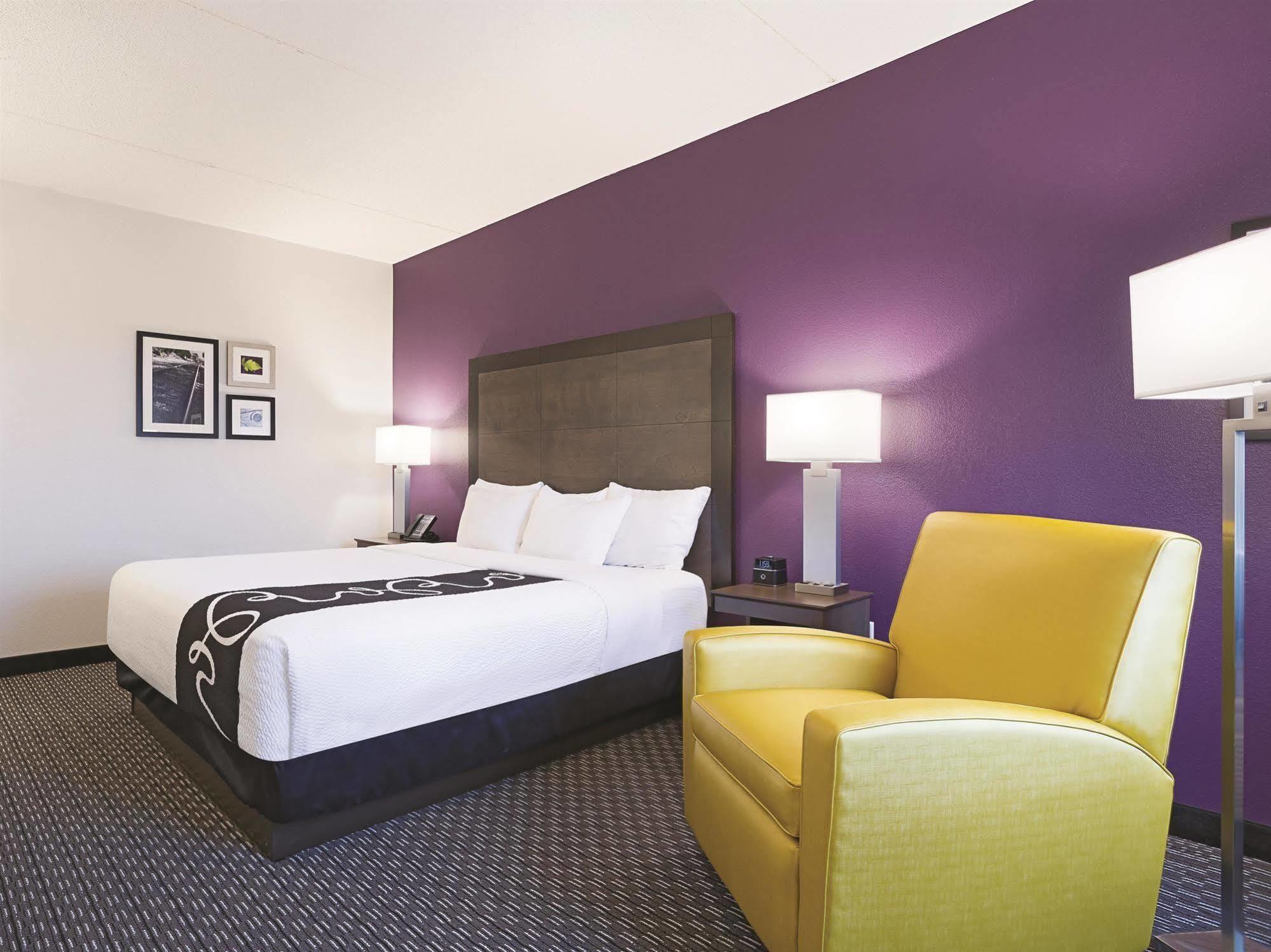 Отель La Quinta By Wyndham Warwick Providence Airport Экстерьер фото